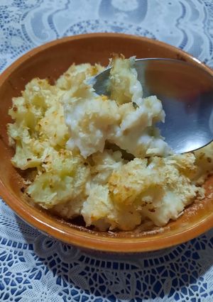 Una foto de Coliflor al horno con salsa blanca