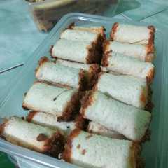 A picture of Roti Abon Hemat (simple meat floss bread).