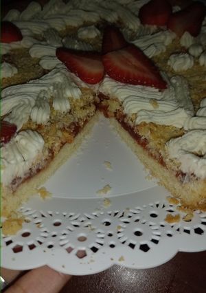 Una foto de Tarta De membrillo con crema y frutilla