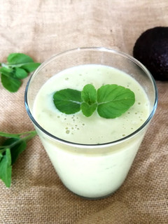 Una foto de Batido de aguacate con bebida vegetal de sojay poleo menta