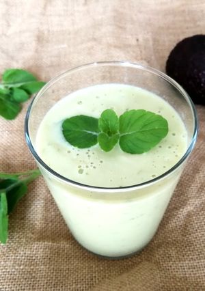 Una foto de Batido de aguacate con bebida vegetal de sojay poleo menta