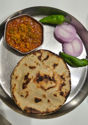જુવાર બાજરી નો રોટલો (Juvar Bajri Rotla Recipe in Gujarati) રેસીપી મુખ્ય ફોટો