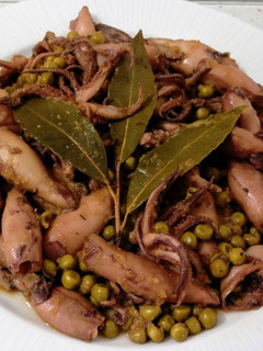 Una foto de Chipirones con guisantes