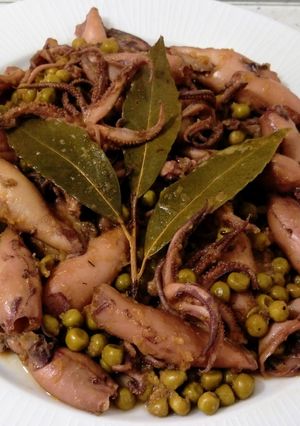 Una foto de Chipirones con guisantes