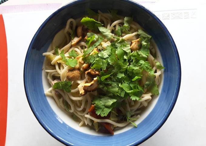 Potage vietnamien au boeuf et chou vert