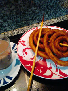 Una foto de Churros con chocolate