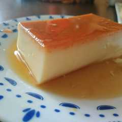 Una foto de Flan leche condensada y agua