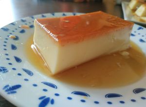 Una foto de Flan leche condensada y agua