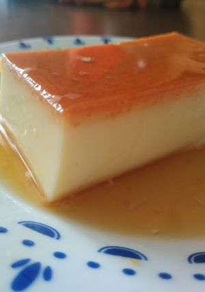 Una foto de Flan leche condensada y agua