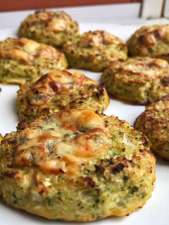 Una foto de Hamburguesas de brócoli y coliflor con queso azul