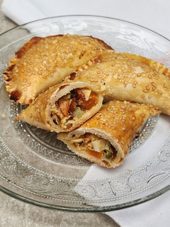 Una foto de 🥟🧀🥕🧅🫑 Empanadas de vegetales y queso - Zapallito, cebolla, morrón y zanahoria - #Sintacc 🫑🧅🥕🧀🥟
