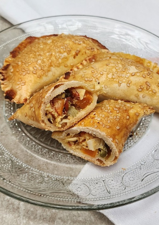 Una foto de 🥟🧀🥕🧅🫑 Empanadas de vegetales y queso - Zapallito, cebolla, morrón y zanahoria - #Sintacc 🫑🧅🥕🧀🥟