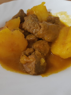 Una foto de Papas con carne en olla gm D
