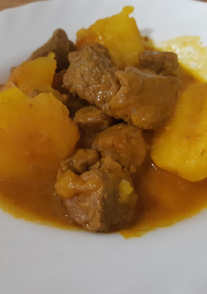 Una foto de Papas con carne en olla gm D