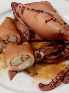 Una foto de Calamares rellenos de carabineros y cigalas