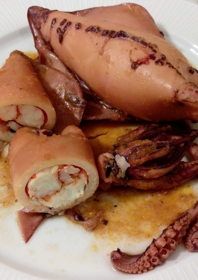 Una foto de Calamares rellenos de carabineros y cigalas