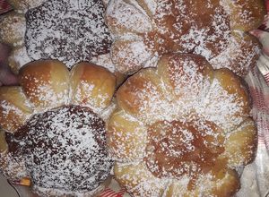 Una foto de Facturas o bizcochos de dulce de leche y manzana...en flor