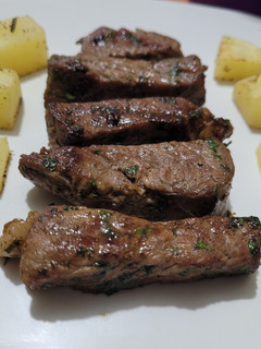 Una foto de Filete al perejil con papas rústicas