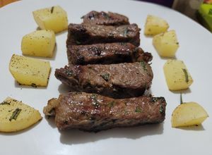 Una foto de Filete al perejil con papas rústicas