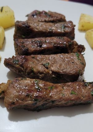 Una foto de Filete al perejil con papas rústicas