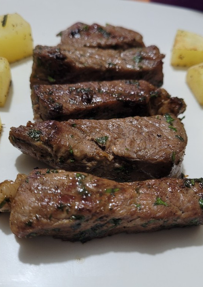 Una foto de Filete al perejil con papas rústicas