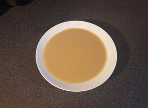 Una foto de Sopa crema de habas en sopera Punktal