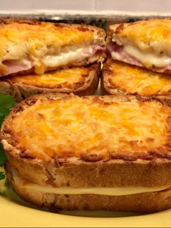 Una foto de Sándwich croque monsieur