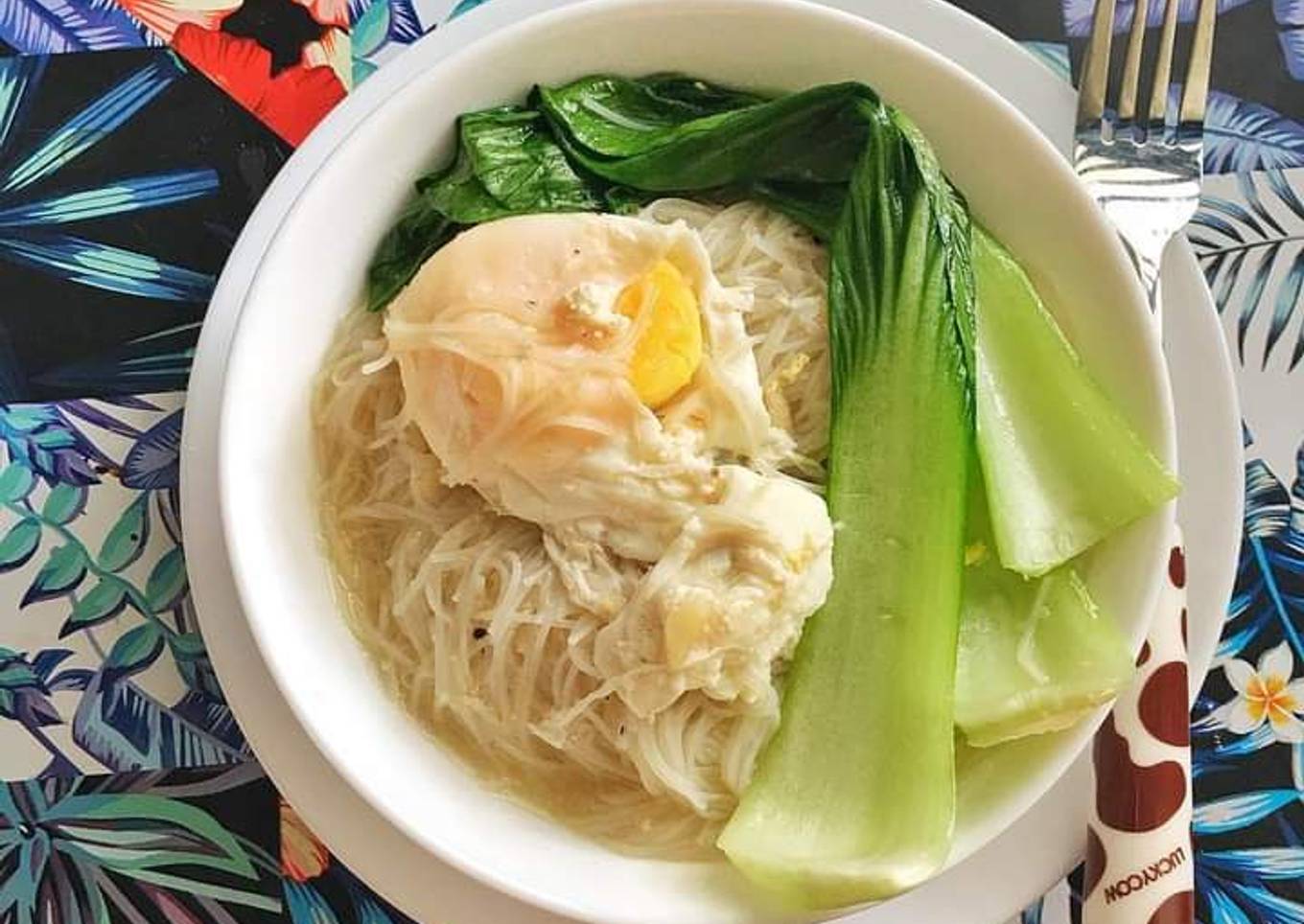 Sup instan dengan bihun