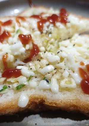 चीज़ गार्लिक ब्रेड (Cheese garlic bread recipe in Hindi) रेसिपी मुख्य फोटो