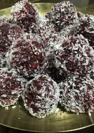 बीट के लड्डू (Beet ke ladoo recipe in hindi) रेसिपी मुख्य फोटो