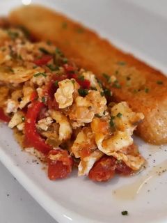 Una foto de Huevos revueltos con pisto y queso de cabra