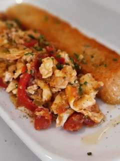 Una foto de Huevos revueltos con pisto y queso de cabra