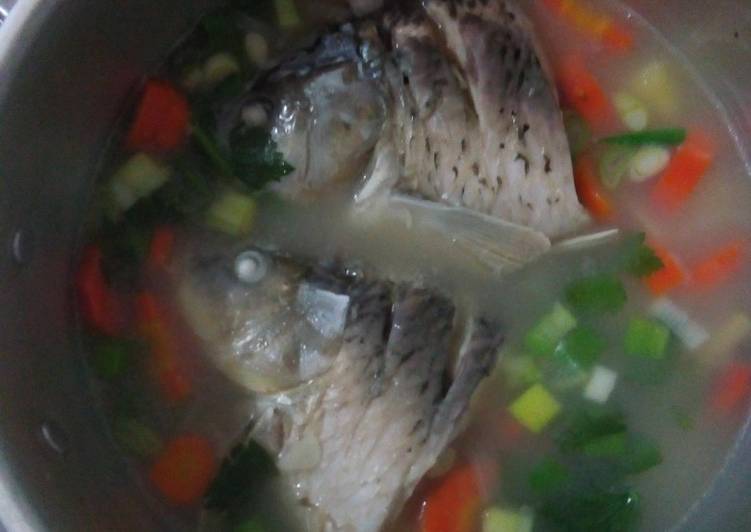 Cara Gampang Menyiapkan Sup ikan mas, wortel, kentang menu diet yang Lezat