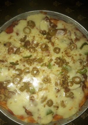 A picture of Chicken Tikka pizza.