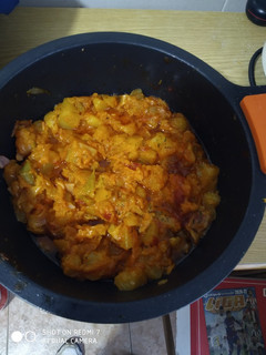 Una foto de Patatas con bacon con salsa mexicana