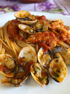 Foto di Spaghetti con Vongole, Gamberoni sfumati al Cognac e Pomodorini