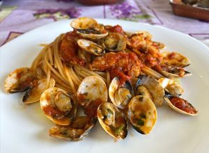 Foto di Spaghetti con Vongole, Gamberoni sfumati al Cognac e Pomodorini