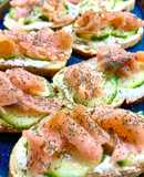 Καναπεδάκια με καπνιστό σολομό (Canapés with smoked salmon)!