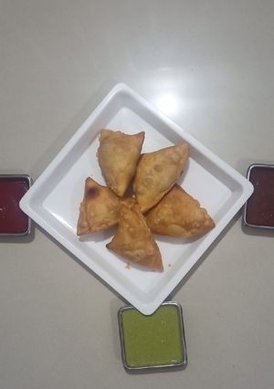 ચણા ની દાળ ના સમોસા (Chana Dal Samosa recipe in Gujarati) રેસીપી મુખ્ય ફોટો