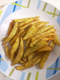 Una foto de Papas fritas saborizadas con merkén y orégano