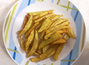 Una foto de Papas fritas saborizadas con merkén y orégano