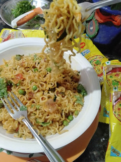 मैगी (Maggi recipe in Hindi) रेसिपी मुख्य फोटो
