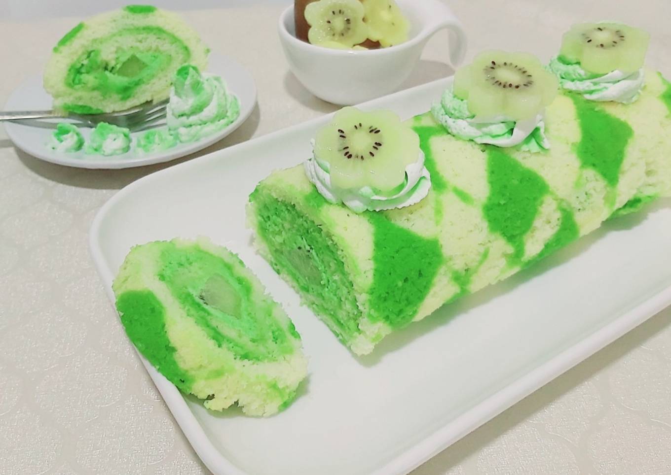 Kiwi swiss roll cake