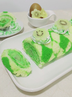 A picture of Kiwi swiss roll cake.
