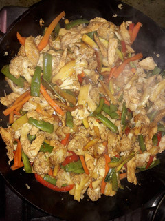 Una foto de Salteado de pollo y verduras!!
