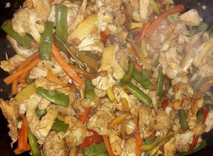 Una foto de Salteado de pollo y verduras!!
