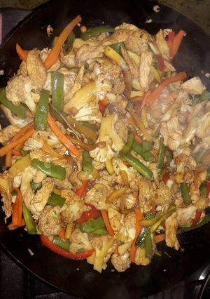 Una foto de Salteado de pollo y verduras!!