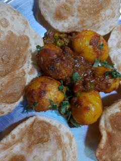 লুচি আলুর দম(luchi aloor dum recipe in Bengali) রেসিপির প্রধান ছবি