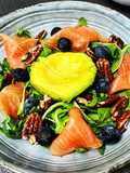 Ensalada de salmón y aguacate 🥑 y más cositas 💕💕