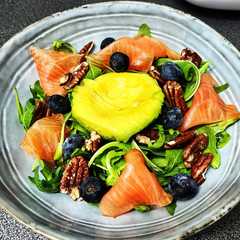 Una foto de Ensalada de salmón y aguacate 🥑 y más cositas 💕💕